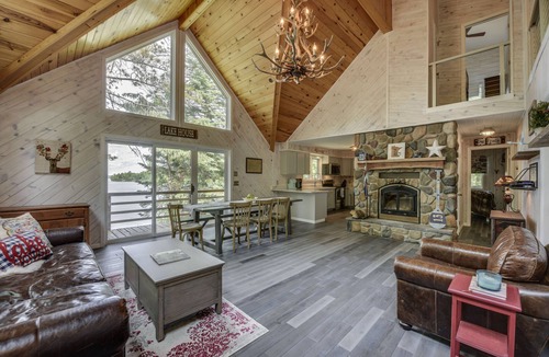 Grand Rapids Cabin | Blue Lagoon Lodge On Deer Lake!🦌Hot tub. One of the cleanest lakes in MN ❤️