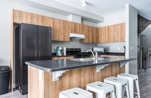 The Blue Mountains House | Blue Mountain Village Townhome 3 Bedroom w Shuttle