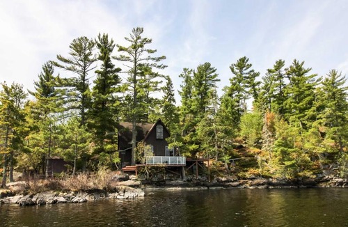 International Falls House | Boat Dock and Beach Charming Stop Island Cabin