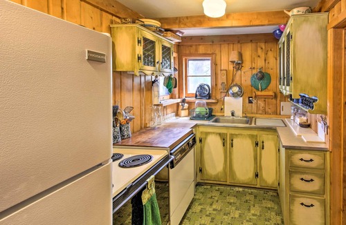 International Falls Cabin | Boat Dock & Beach: Charming Stop Island Cabin