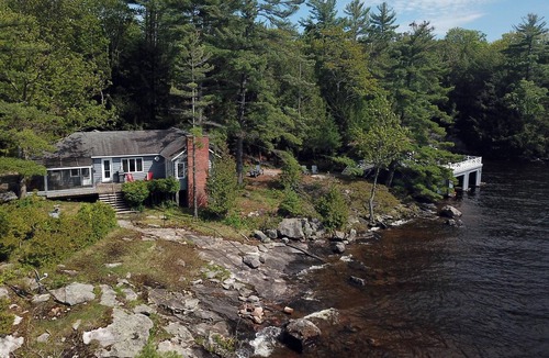 Gravenhurst Cottage | Boathouse Deck! 4Bed 4Bath Cottage on Lake Muskoka! Very Private!