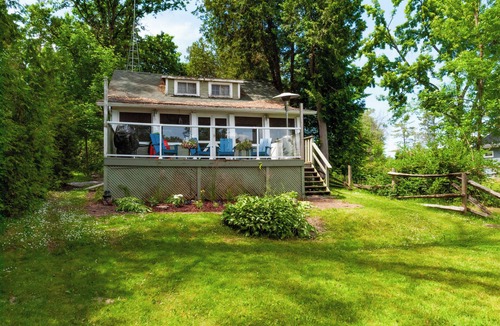 Port Stanton Cottage | Boating, Fishing, Swimming, & Relaxing on the Severn River next to Sparrow Lake