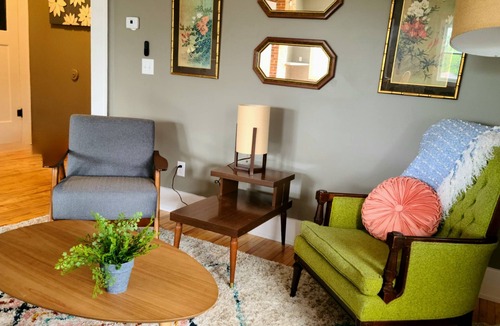 Spring Grove Apartment | BoHo on Main /Stylish in the Heartland, 1 bedroom King in Downtown