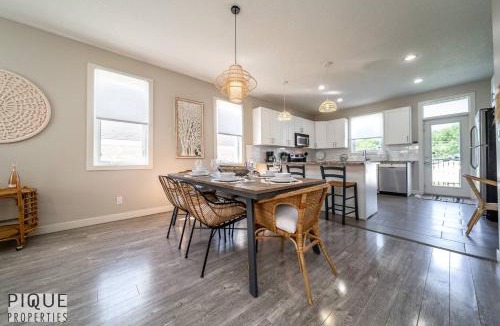 North Central Edmonton House | BoHo Vibes - Patio & BBQ - King Bed - Garage Parking