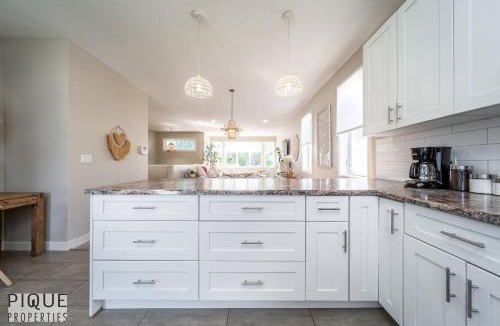 North Central Edmonton House | BoHo Vibes - Patio & BBQ - King Bed - Garage Parking