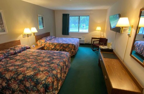 Boulder Junction Hotel | Boulder Bear Motor Lodge - Two Queen Beds 106 Back