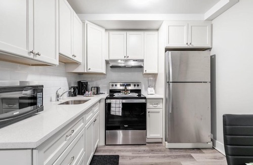 Central Hamilton Apartment | Brand New - 1BR Modern Apt - CENTRAL Location
