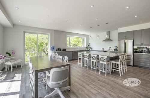 Minett Cottage | Brand New Build on Rosseau! 6 beds, 3 baths! Beach! Electric car charging!