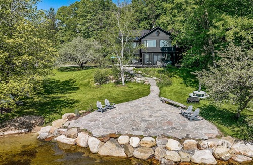 Minett Cottage | Brand New Build on Rosseau! 6 beds, 3 baths! Beach! Electric car charging!