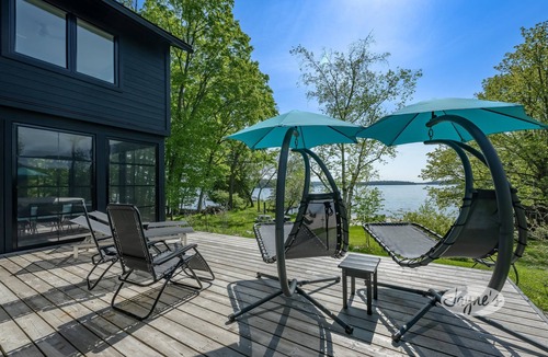 Minett Cottage | Brand New Build on Rosseau! 6 beds, 3 baths! Beach! Electric car charging!