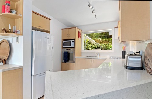 Ngaio Bay Cottage | Breakers Bay on the beach - Kaiteriteri Home