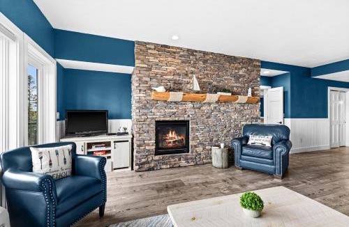 Two Harbors Apartment | Breathtaking Lake Views King Suite, Queen Beds, Kitchen and Heated Indoor and Outdoor Pools