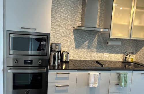 Toronto Entertainment District Condo | Breathtaking view, as well as modern, clean & well-appointed apartment n nn