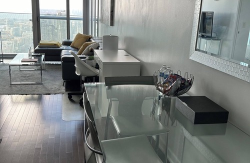 Toronto Entertainment District Condo | Breathtaking view, as well as modern, clean & well-appointed apartment n nn