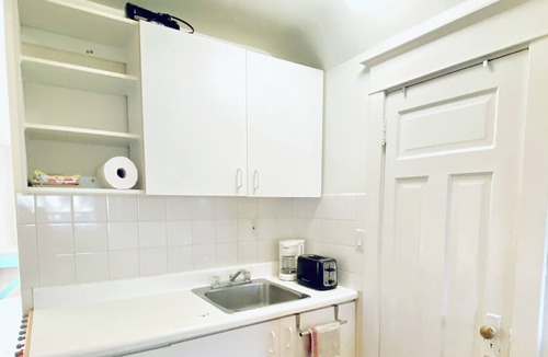 High Park North Apartment | Bright 1 bed next to High Park!