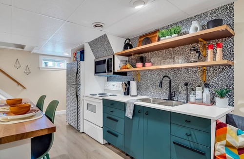 Ottawa Division House | Bright 2-Bedroom Suite | 8 Mins to DT | Newly Furnished & Cozy!