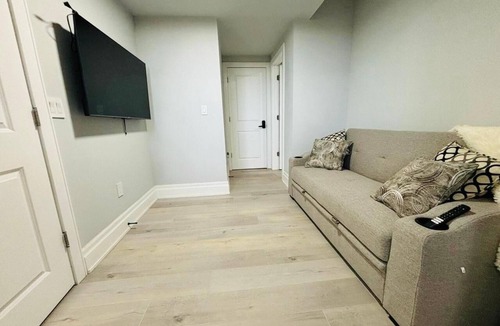 Richview Apartment | Bright 2 Bedroom Suite, Full Kitchen and Bathroom