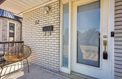 Northeast Mississauga Apartment | Bright 3-BDRM House, Family Home & Parking, YYZ Airport