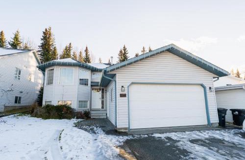 Hinton House | Bright 3BR Upper Suit, 23 min to Jasper NP