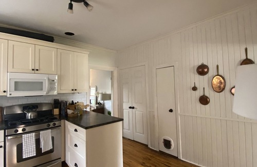 Inner Harbour House | Bright and Spacious 2 Bedroom House w/backyard