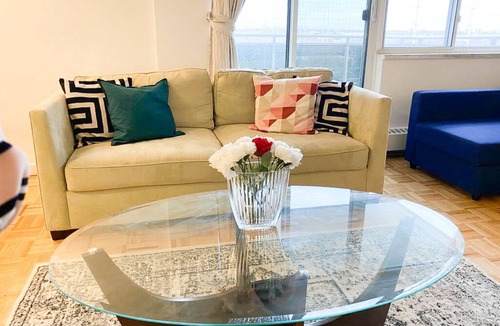 Flemingdon Park Apartment | Bright Apartment Close to City w/ Free Parking