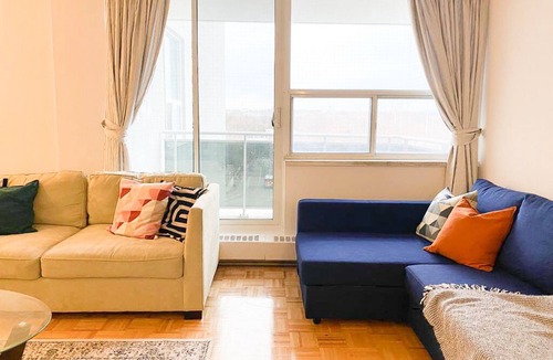 Flemingdon Park Apartment | Bright Apartment Close to City w/ Free Parking