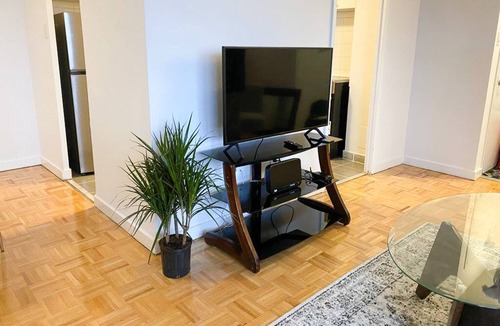Flemingdon Park Apartment | Bright Apartment Close to City w/ Free Parking