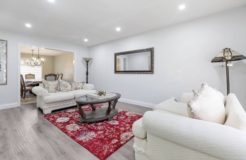 London House | Bright& cheerful 5 bedroom house with a Pool