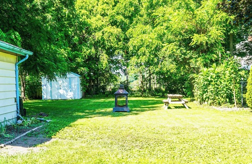 Port Dover House | Bright, clean, central to downtown Dover. Short walk to shops, pier and beach.