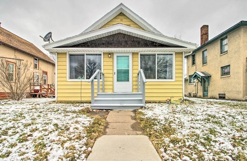 Crosby Cottage | Bright Crosby Home - Walk to Main St & Beach!