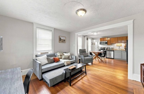 Manchester Apartment | Bright Front Facing Unit - Private Front Farmers Porch