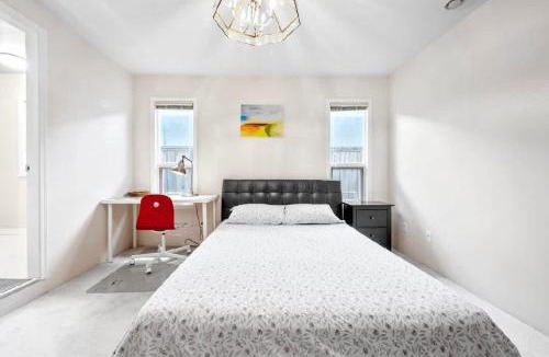 Steveston House | Bright Maple Suite