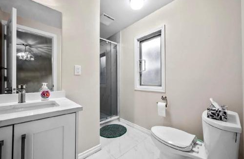Steveston House | Bright Maple Suite