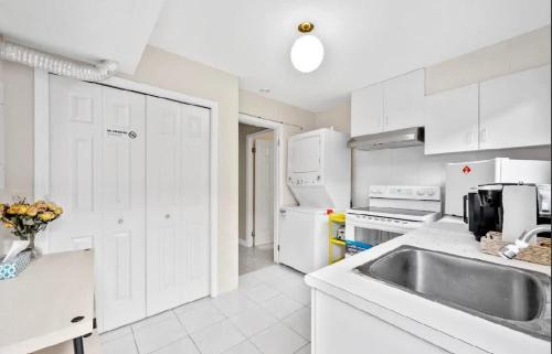 Steveston House | Bright Maple Suite