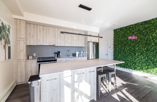 Old Strathcona Condo | Bright & Modern 2br Condo - Whyte Ave w/Parking Steps Away From U Of An