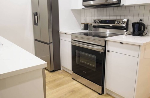 Killarney Apartment | Bright, modern 3 bed, 2 bath just minutes to Ctrain, shops and amnenities