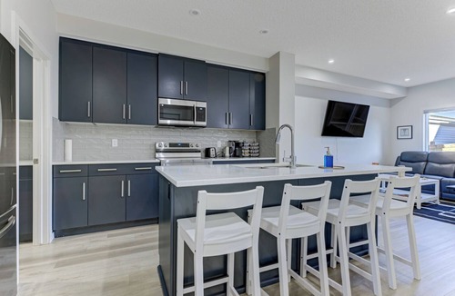 Southeast Edmonton House | Bright & Modern Home, Sleeps 8+, Fully Equipped Kitchen, & Garage Parking!