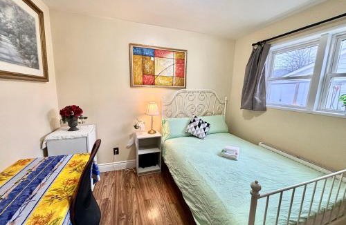 Sullivan House | Bright&Modern Space Perfect for couple and Family Step to public transit in Toronto