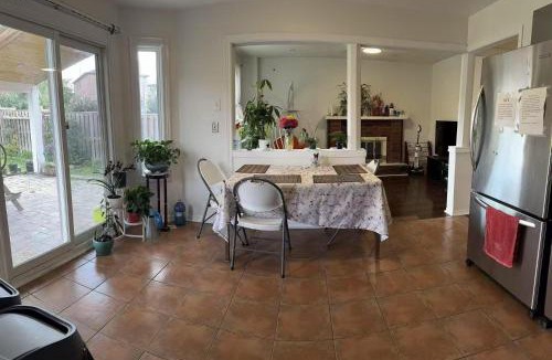 Mississauga House | Bright private single bedroom V02 on second floor