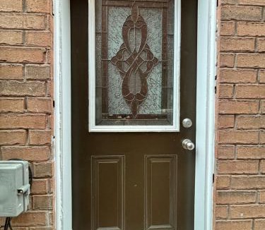 Brampton House | Bright Queen Room close to Sheridan College and Airport
