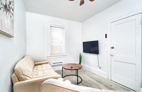 Bridgeview Apartment | Bright Quiet One Bedroom Apartment