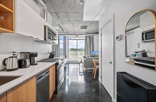 Connaught Apartment | Bright Studio | Mins to Saddledome | Skyline Views