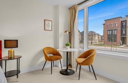Oakville Apartment | Bright & Stylish Modern Townhome in Oakville!