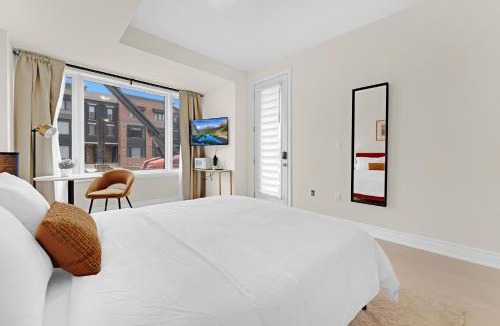 Oakville Apartment | Bright & Stylish Modern Townhome in Oakville!