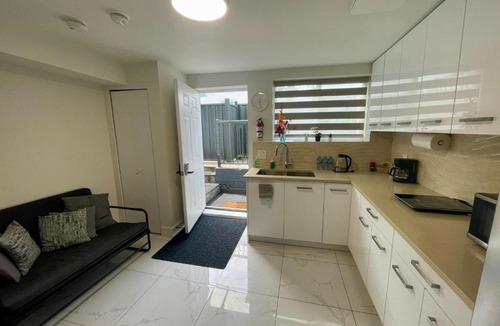 New Westminster Apartment | Budget Friendly 2 Bedroom Suite - Save on Weekly and Monthly Stays!