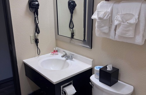 Ithaca Hotel | Budget Inn