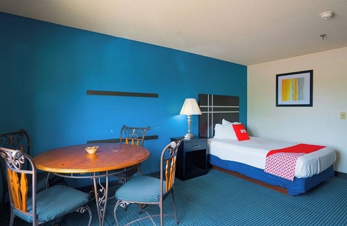 Redwood Falls Hotel | Budget Room Near Ramsey Park w/Pet-Friendly Amenities & Nearby Dining