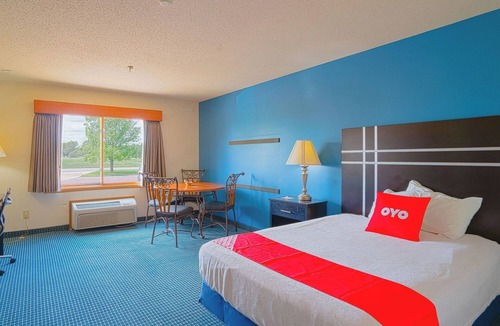 Redwood Falls Hotel | Budget Room Near Ramsey Park w/Pet-Friendly Amenities & Nearby Dining