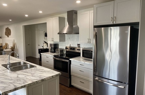 Espanola House | Bulloch's Retreat - Your Own Private Lake Side Resort!