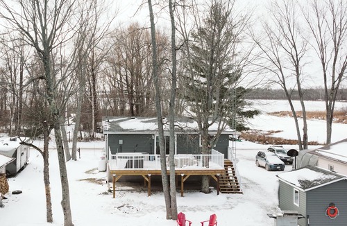 Baddow Cottage | Burnt River Waterfront- Kayaks, Hot tub, WiFi
